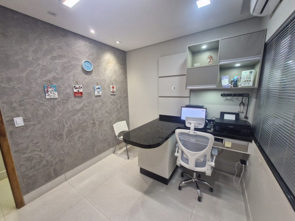 Consultório da PRONTOVET, com mesa de atendimento, computador e instrumentos clínicos