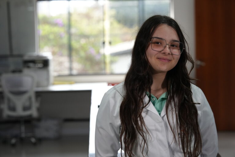 Gabriela — Estagiária