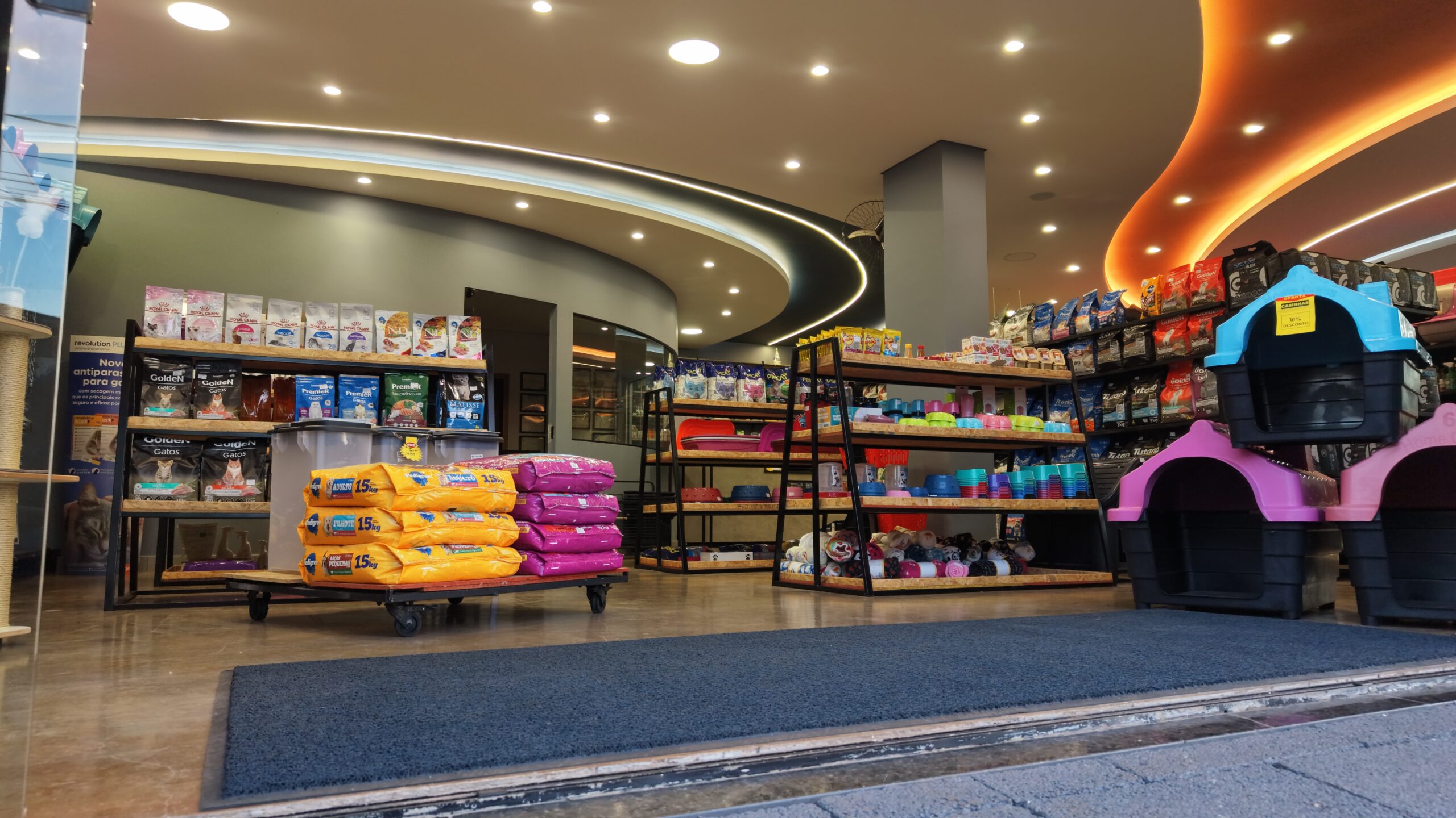 Interior da PRONTOPET com prateleiras de produtos para animais